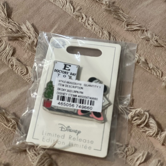 Disney Minnie Mouse Doctors Day pin 2022 - Picture 3 of 6